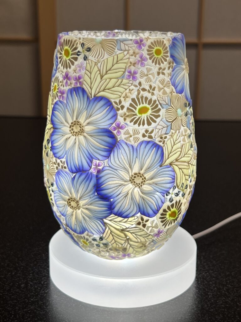 青い花や紫の小花、葉の模様が光に透ける月花灯